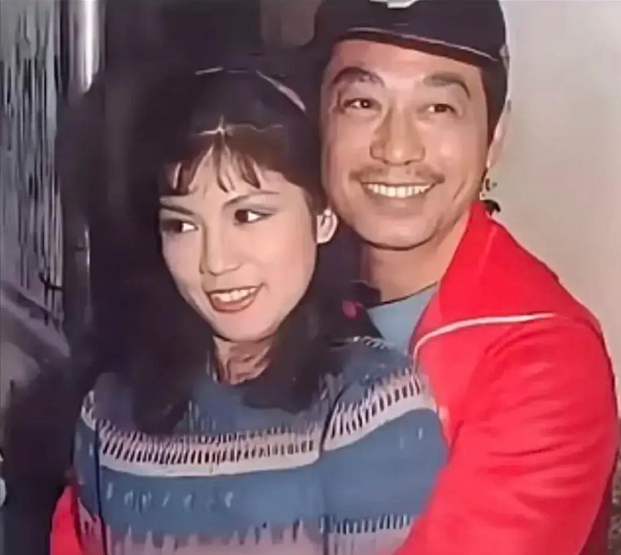 八十年代，曾江与翁美玲在一起拍的旧照，真是惊艳了时光。
