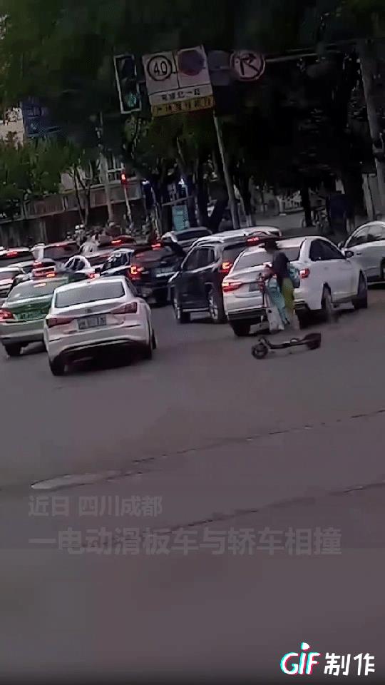 “人教人教不会，事教人一次就会！”近日，四川成都，一位年轻妈妈骑着电动滑板车带着