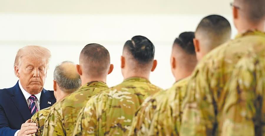 全副武装！2200名士兵携枪走上华盛顿街头，美国真要变天了？
作为特朗普“打击