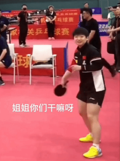 太可爱了了，原来莎莎也有害羞的时候，昨天参加活动上台打球的时候，下面的姐姐们一直