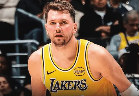 NBA常规赛，湖人106-128不敌活塞。
本场比赛，湖人队球员卢卡-东契奇出场