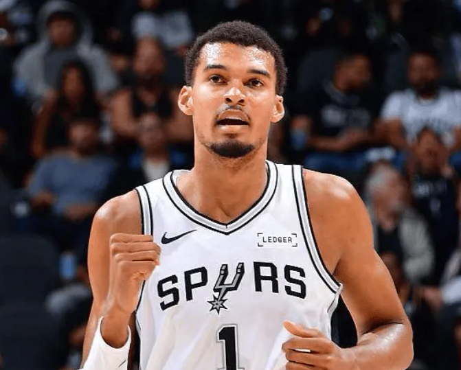 NBA常规赛马刺客场对阵独行侠的比赛已经结束。全场战罢，马刺以125-92战胜独