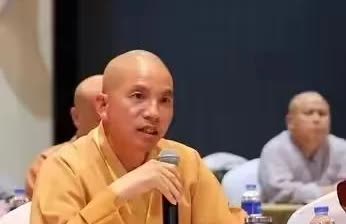 少林寺新住持发言时拿话筒的姿势太有松弛感了，气定神闲，一看就是很有条理、思路非常