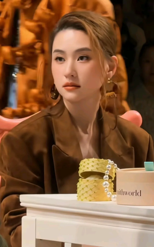 何超莲有着倾国倾城之貌，宛如出水芙蓉一般。若她早生三千年，吕布哪里还需要戏貂蝉呢