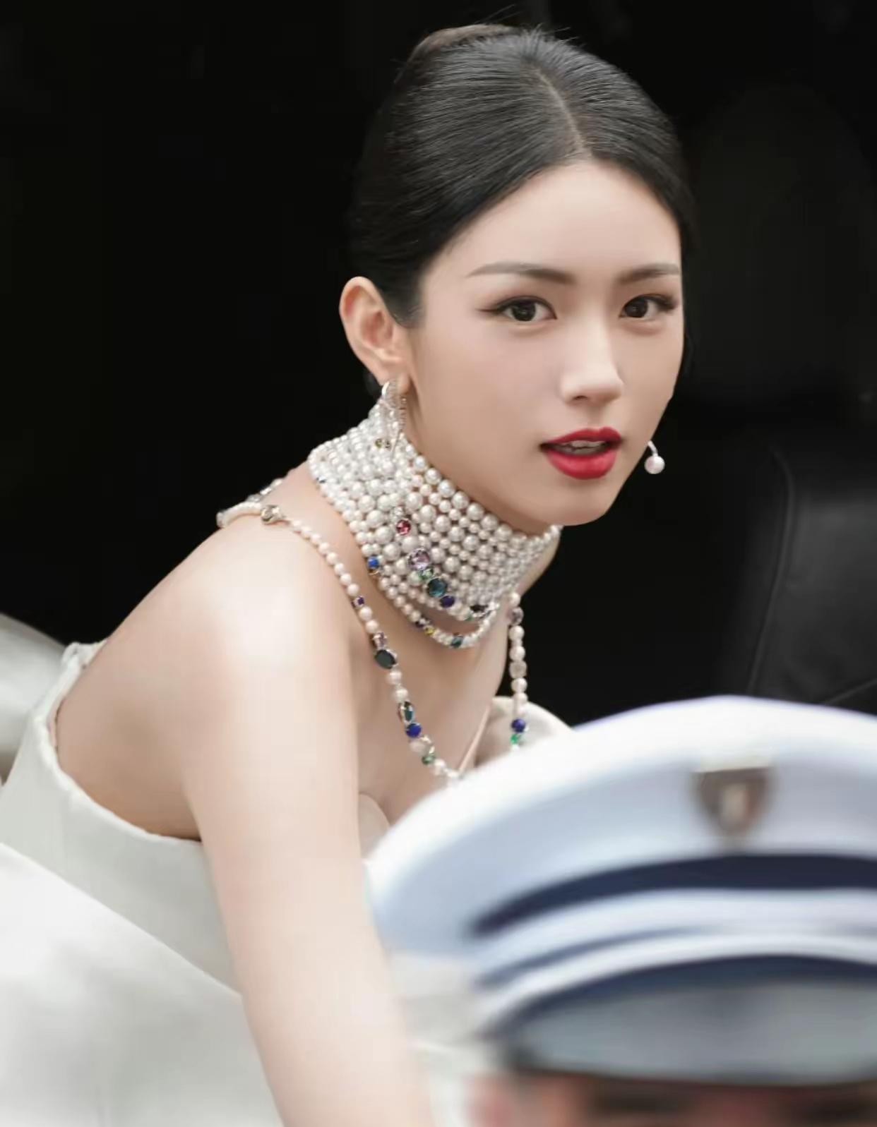 周也这波戛纳红毯造型真绝了！巴黎欧莱雅彩妆代言人的身份配上Alexis Mabi