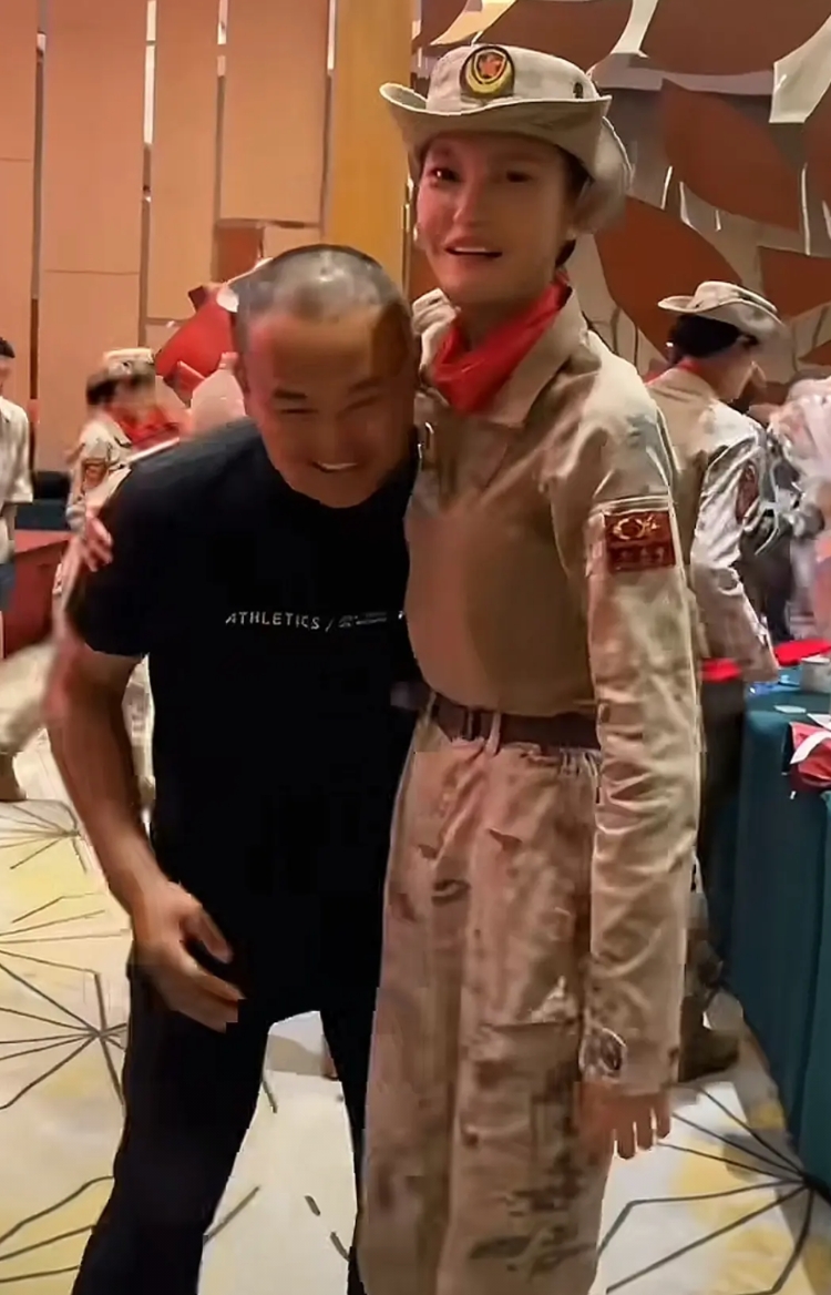 真幸福啊！女儿比父亲高半头，阅兵归来，老父亲更高兴，自豪感满满的！
目测爸爸1.