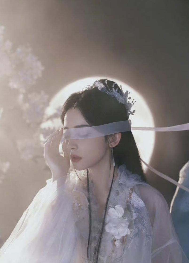 嫦娥，迪丽热巴VS娜扎，娜扎输了，同样是新疆美女，迪丽热巴这造型装扮更符合嫦娥。