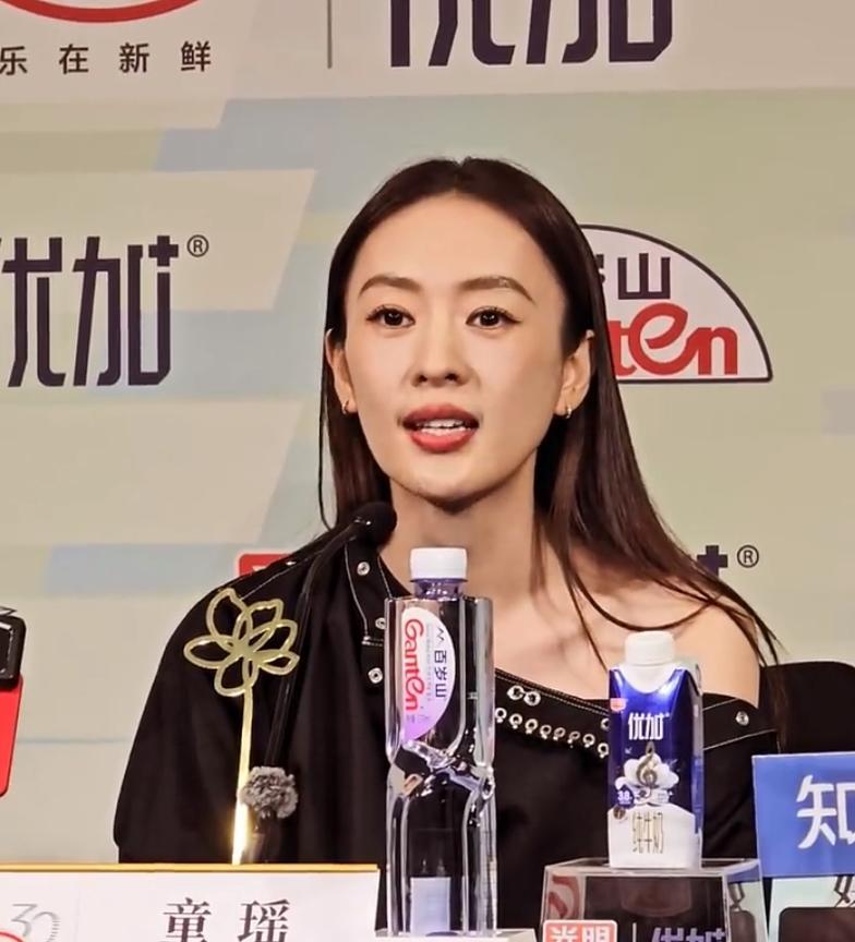童瑶作为白玉兰评委
采访环节透露，《三十而已2》将会在明年开拍，第一部江疏影是一