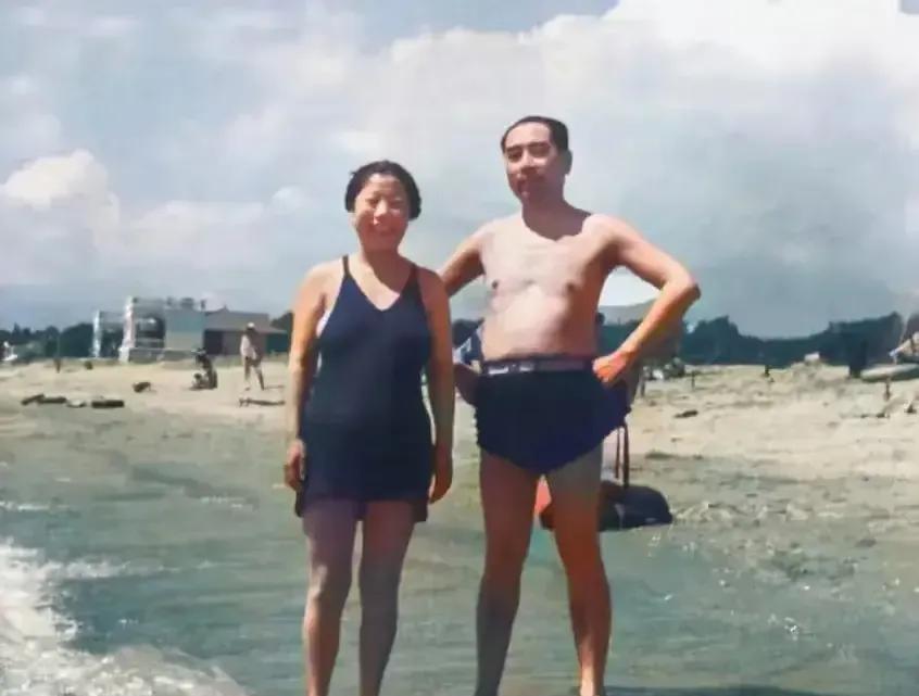 这是周总理难得的休闲时光，他与邓奶奶在海边游泳时的留影。敬爱的周总理与邓奶奶为国
