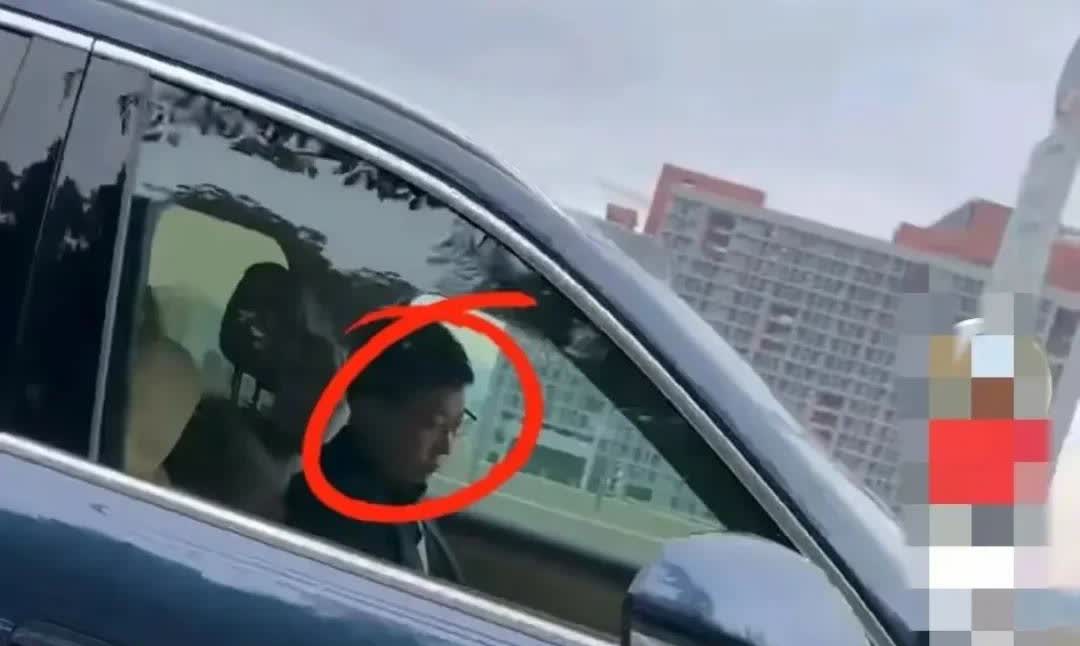 我怀疑过余承东是真睡着了
也怀疑过他只是低头看手机
但万万没想到，这原来是他