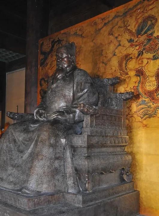 1398年，
朱元璋于南京驾崩。
从驾崩到入葬，仅仅七日，
过程极为仓促。
分封