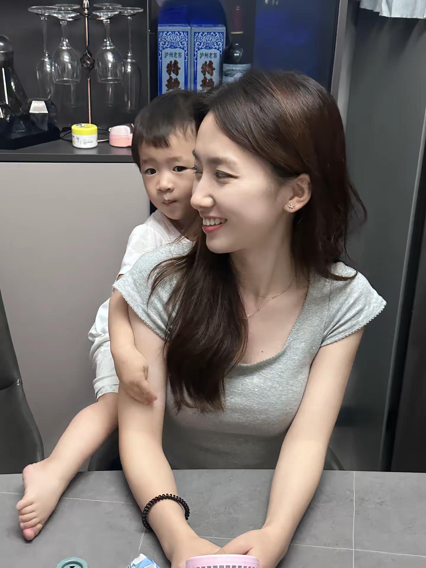 宝宝真可爱，好想抱抱宝宝的小姨
