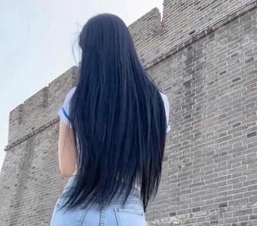 "这妹子背影也太辣了吧，紧身牛仔裤完美展现好身材！"
