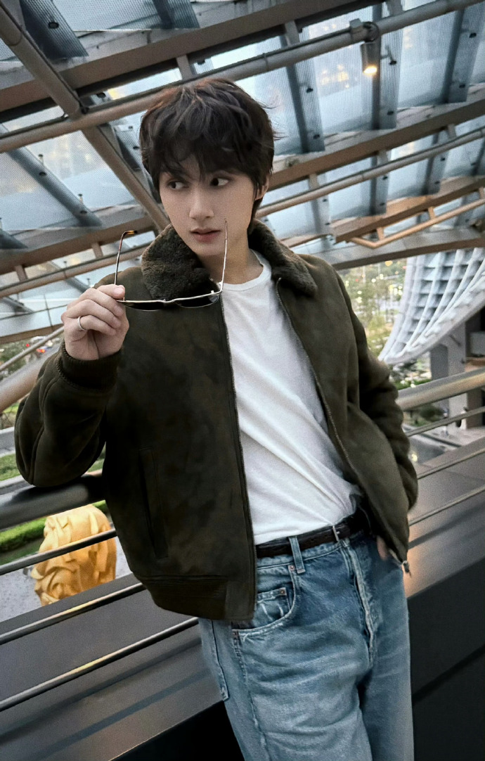 一会儿没看微博就错过了crush更新帅照咋办 ​​​