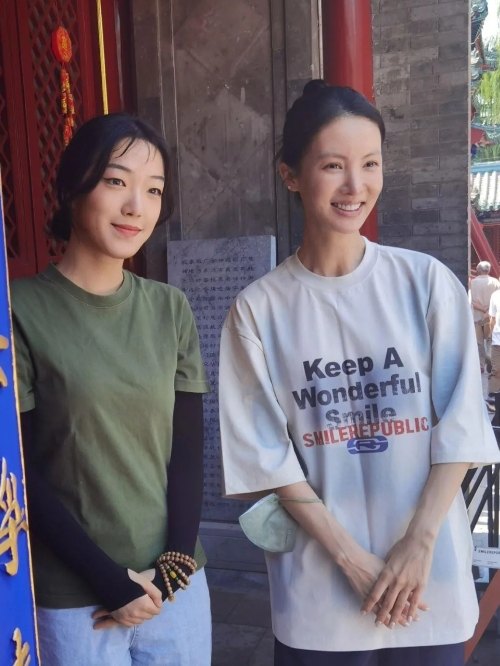 见识到什么叫“真·天生丽质”了！金晨素颜照直接美出圈，褪去妆容依旧优雅迷人，白到