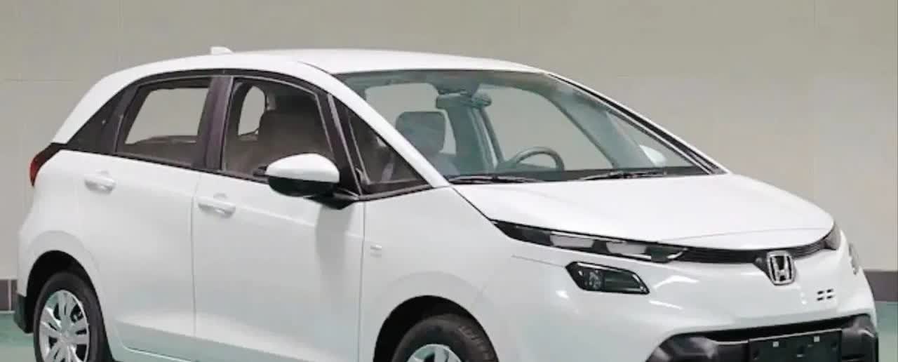 广本你没有设计师的话，请我呀，搞出这个造型来，吓鬼啊？看看我设计的改款飞度！