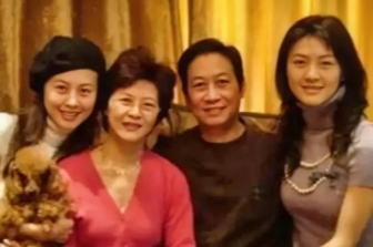  田海蓉一家四口合影，颜值爆表真养眼！

 姐妹淡妆出镜，清新淡雅气质迷人！
 