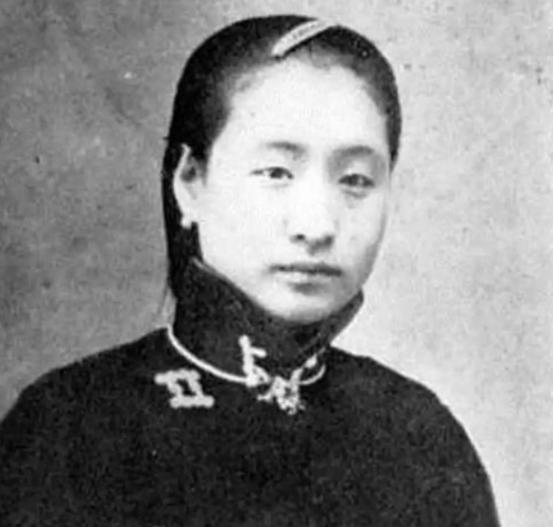 1949年，一名“懒婆娘”下嫁给锅炉工，她每天啥也不干，只喝酒、闲逛和听戏，直到