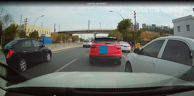 强行加塞
等到有缘人了，叶子板，右边大灯灯罩，前杠都花了，对方强行加塞全责。4前