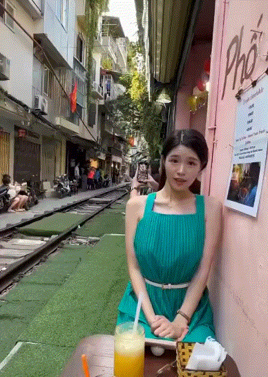 越南网红街，游客连连出意外











---










