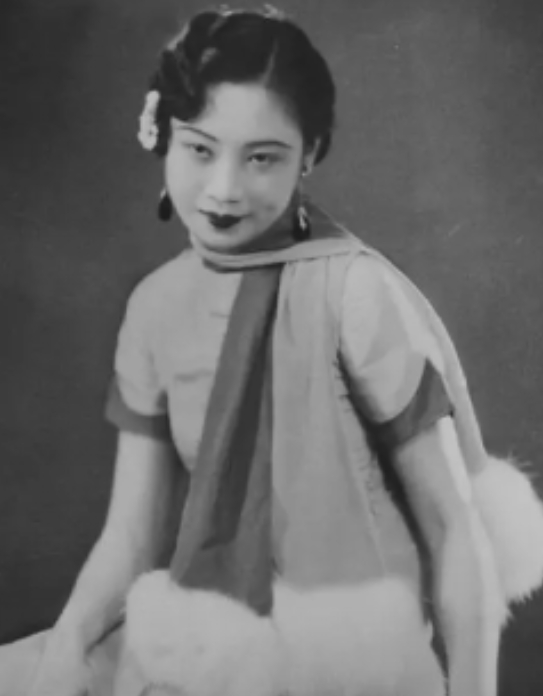 1946年，一代美人胡蝶被按在床上，戴笠撕扯着她的旗袍：“想你丈夫孩子平安，就乖