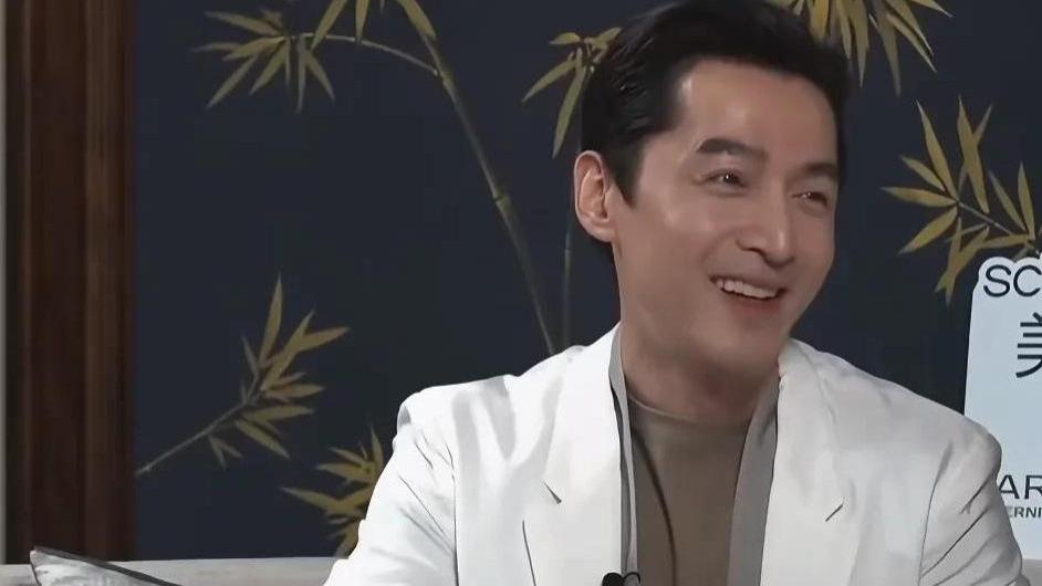 胡歌一家三口乐高乐园温馨出游，小茉莉婴儿车里乖巧可爱！