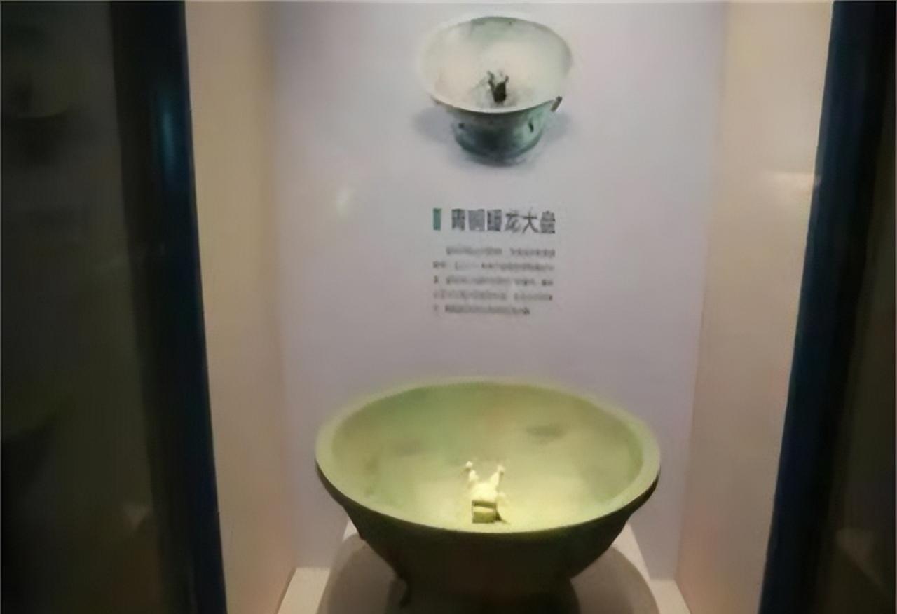 1984年，浙江两兄弟扫墓时，发现父亲墓前有一个脸盆，说来也怪，这个脸盆中央盘着