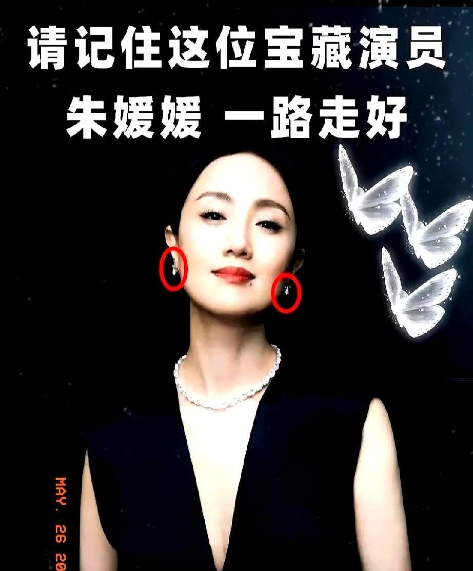 朱媛媛的病友哭着说，媛媛在生命快要枯萎的那几天，常常做这件事：偏要把病房变成舞台