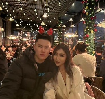 上海男篮球员李弘权已经和妻子举行了婚礼。上海男篮跟队记者薛思佳晒出了李弘权的新婚
