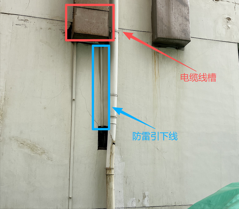 防雷引下线与电缆线槽之间的间距不符合要求