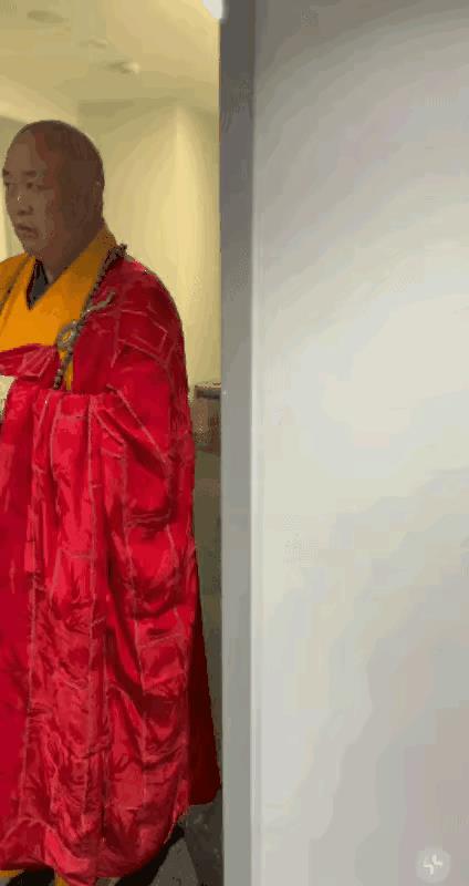 不管你伪装的再好，眼睛却是最诚实的，不是人人穿上袈裟就是和尚，欺骗一时，但很难欺