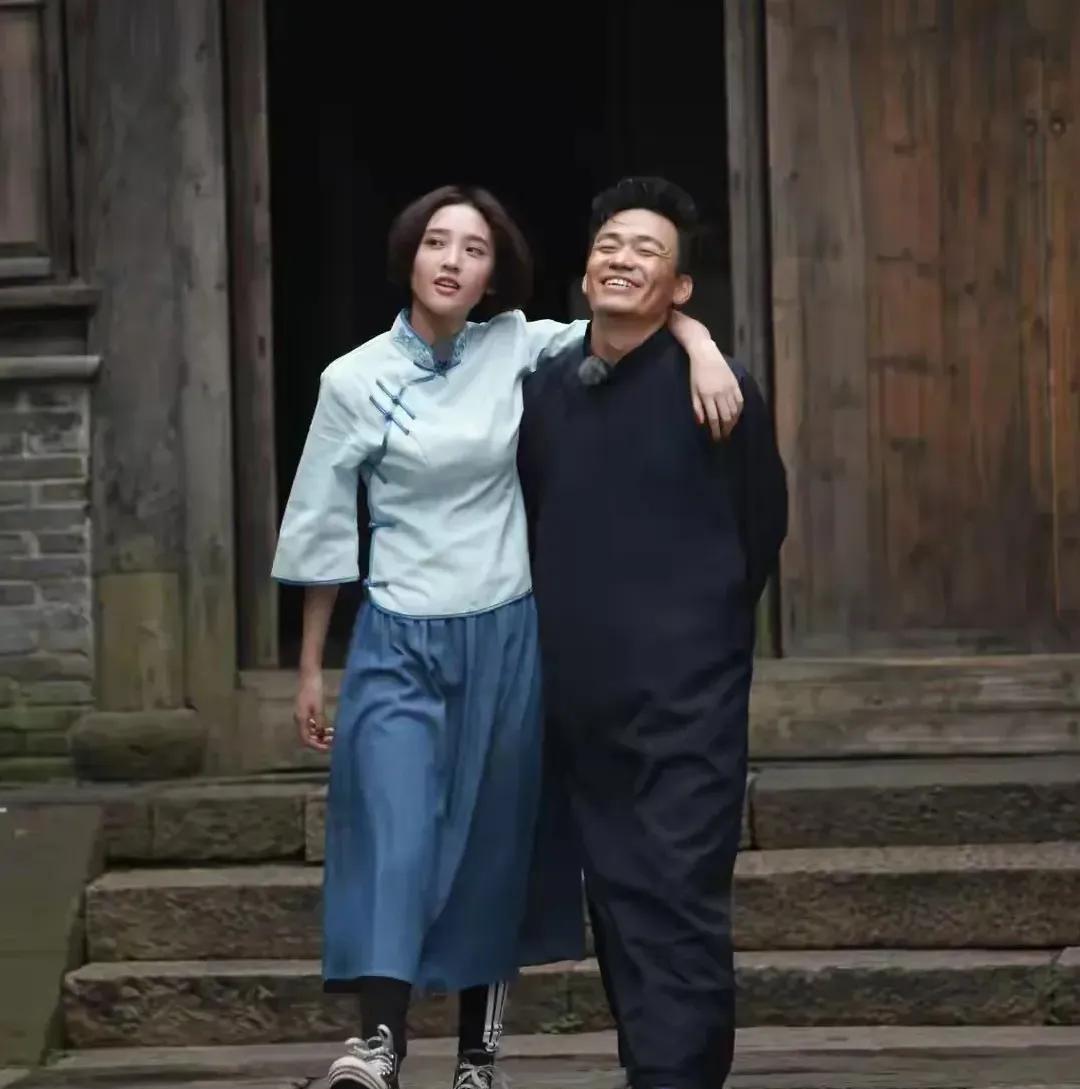 说实话，
单看王宝强，并不觉得他多矮
但是和女明星一合影，立刻就看出王宝强的真实