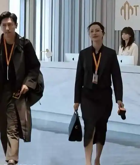 高圆圆走路摇曳生姿具象化了