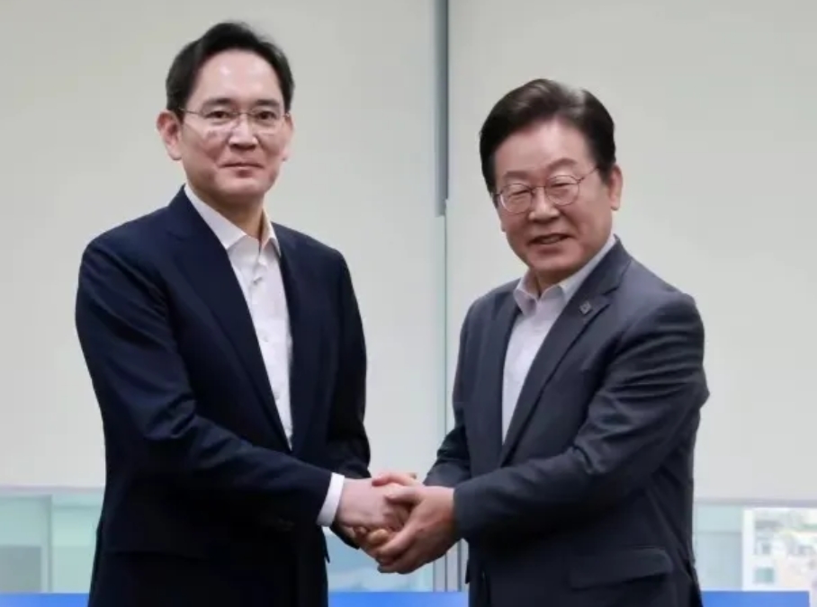 韩国李在明二审无罪，三星会长李在榕功不可没！李在明本来想喝文在寅一样，不与财阀为