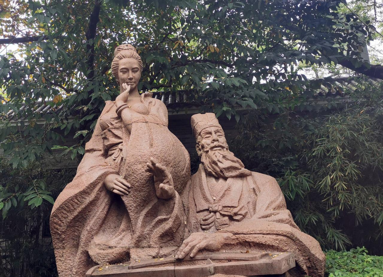 苏轼被贬黄州后，备尝冷暖，不过王朝云却始终陪伴，她不是正妻，也不是出身高门大族，