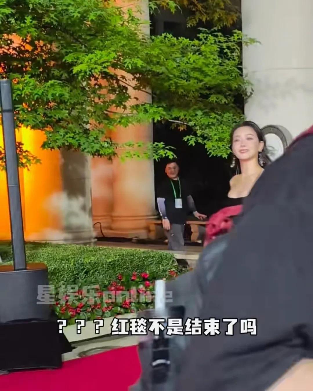 #端午纳福#
宋茜独自默默走红毯，发生了啥？
谁懂，当COSMO盛典官方红毯流程