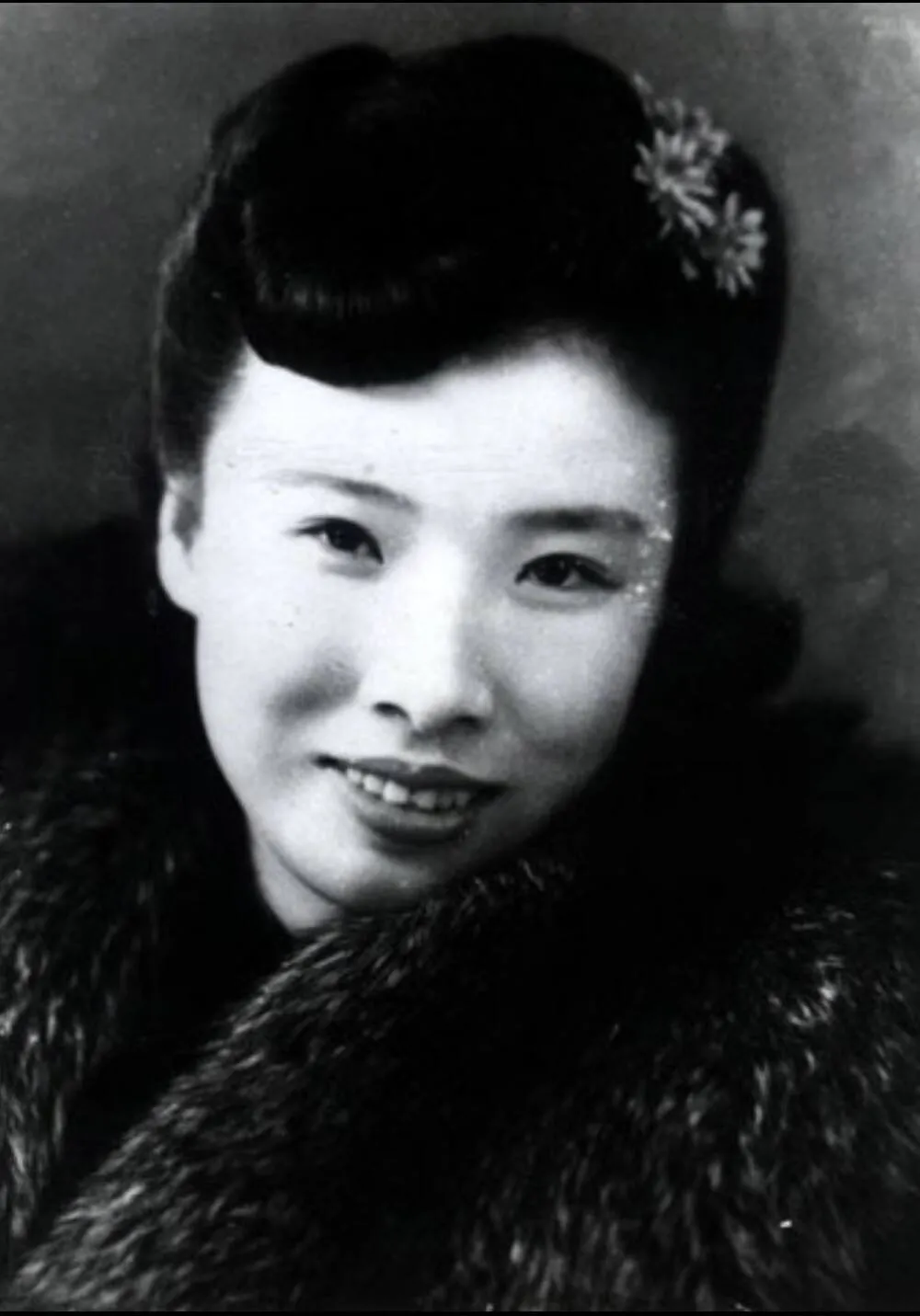 1947年，27岁的“越剧皇后”筱丹桂，在朋友家中服下一整瓶“来沙尔”，躺在床上