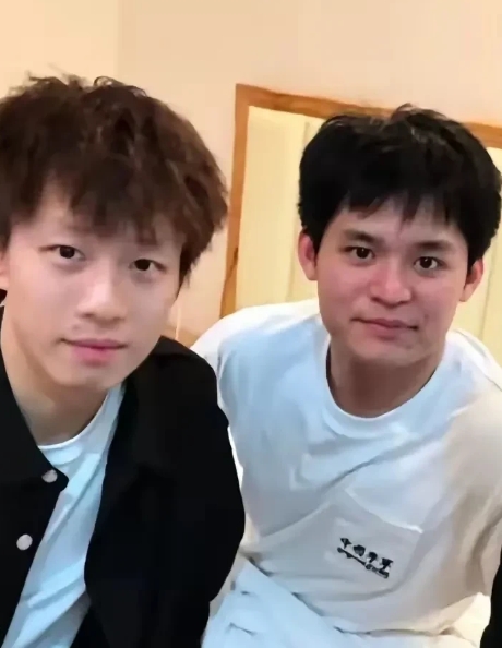 林诗栋强颜欢笑，
林高远默默无语。
只因模拟多哈进行测试，
结果双林是颗粒无收。