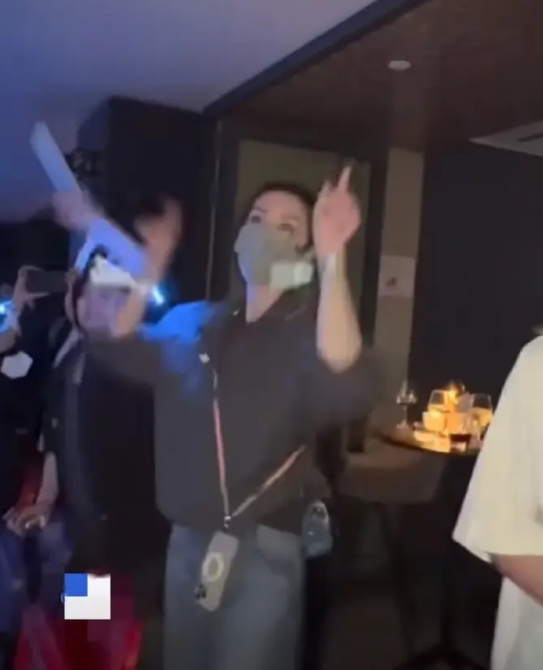 女人要向男人“示弱”，夫妻关系才能和谐？我觉得并非如此。

最近谢霆锋的演唱会又