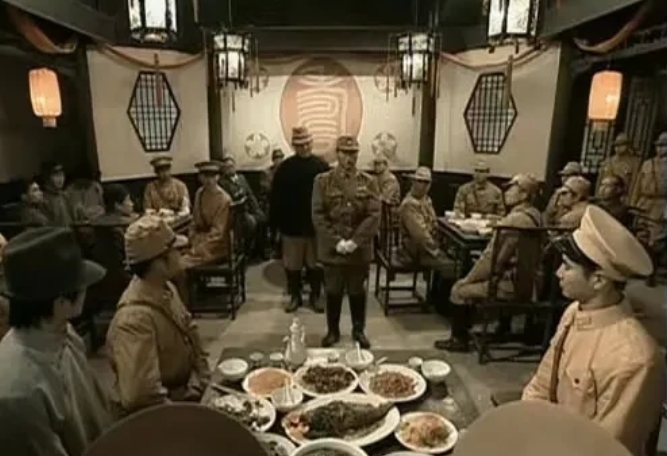 1939年，一伙日军为庆祝占领南京，办了一场酒会，然而，他们喝着喝着，突然眼皮上