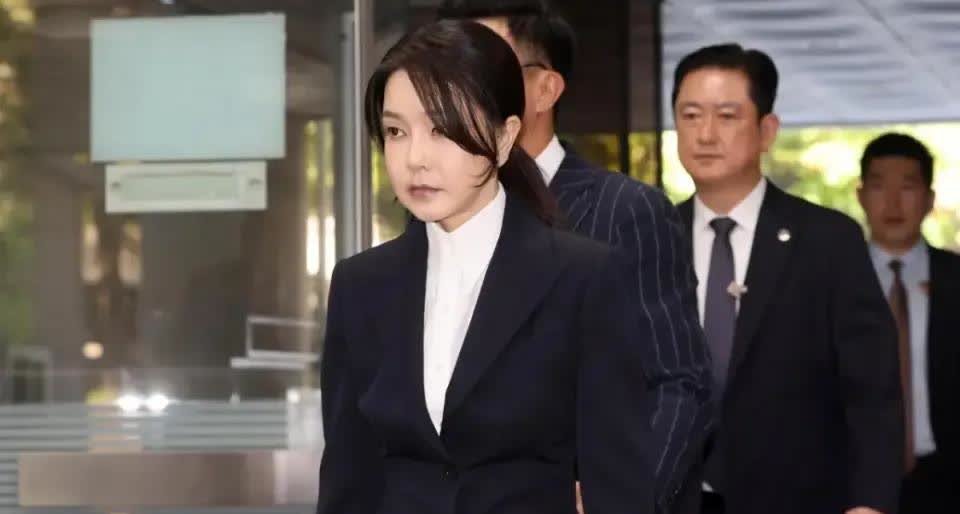 52岁韩国前第一夫人被关拘留所，牢房曝光，“硅胶脸”只能睡床垫

译言网