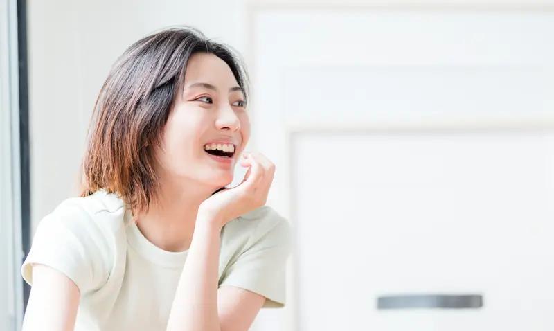 笑口常开没烦恼
遇事不攀不计较
说话温柔不争吵
受助感恩及时报
心怀美好没烦恼