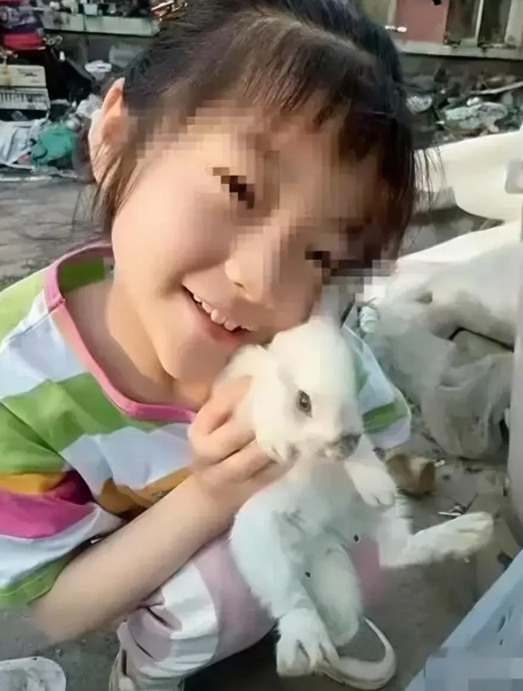 辽宁丹东，一不满14周岁的男孩持刀将邻居家的女孩砍成轻伤一级，事后因其未达到刑事