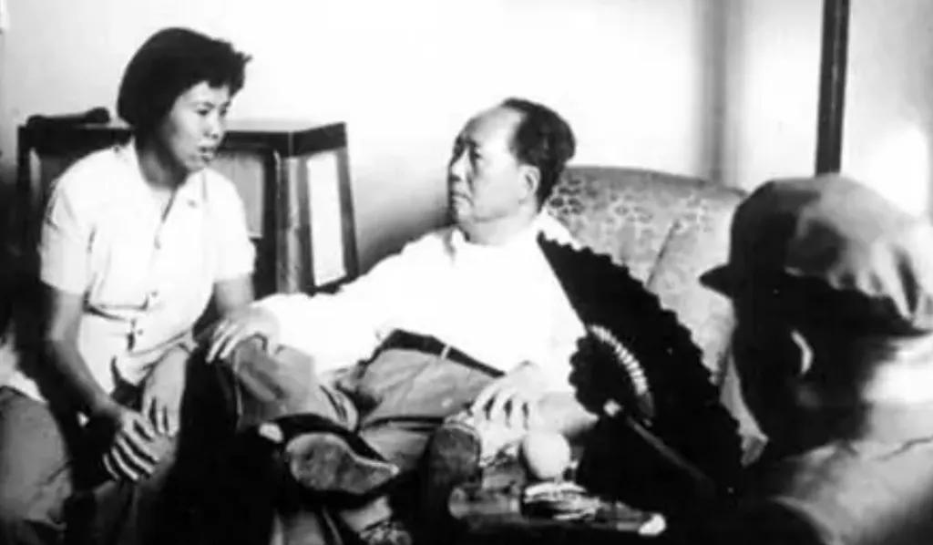 毛岸青和邵华去看望毛主席，毛岸青遗憾没能参加父亲的葬礼。
邵华在还没有和毛岸青结