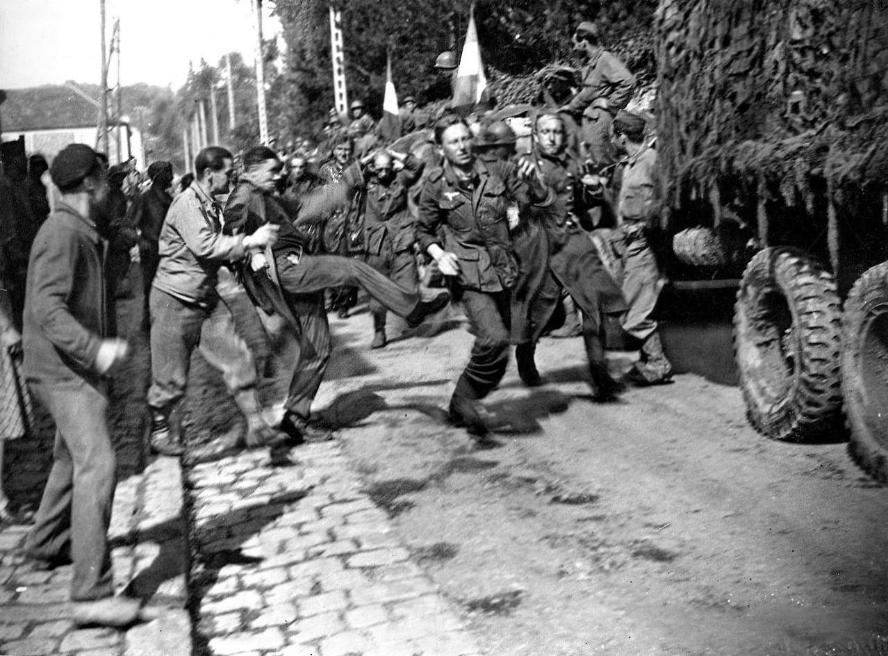 [呲牙] 配音：你也有今天，吃劳资一脚——1944年8月，法国，凡尔赛，茹伊昂若