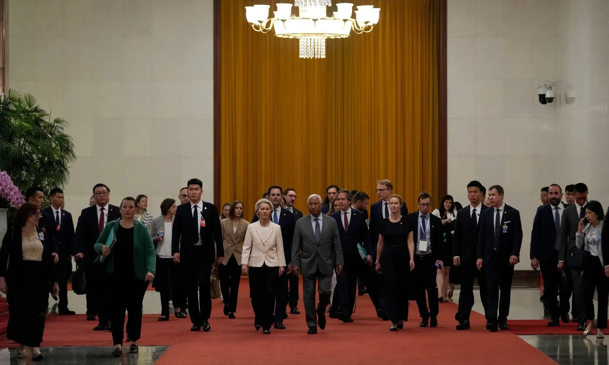 欧盟代表团，首鼠两端。



欧盟委员会主席冯德莱恩、欧洲理事会主席科斯塔带领欧