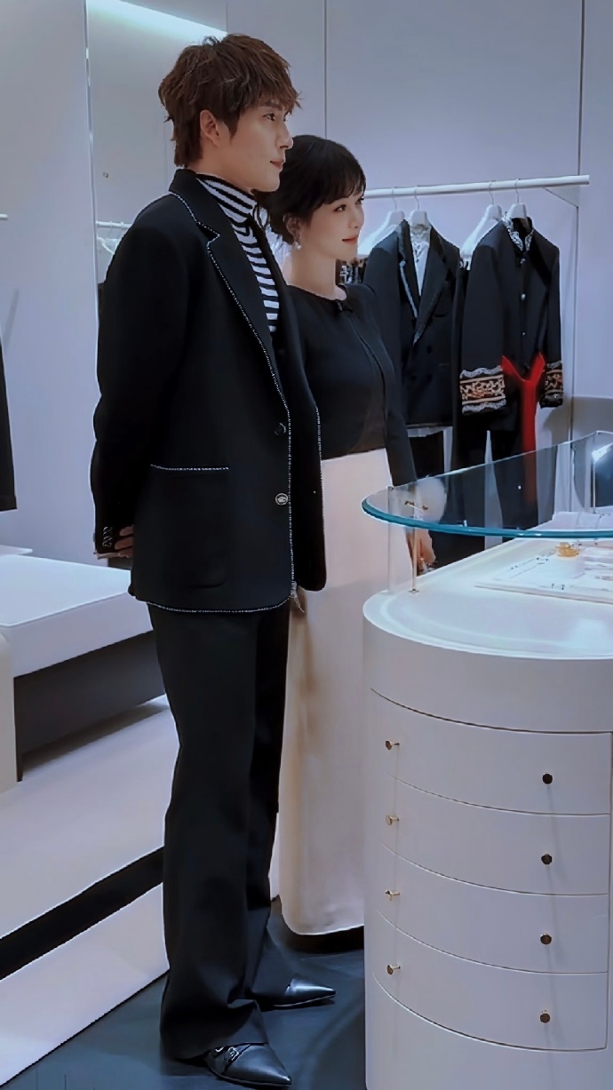 杨紫韩东君你俩是商量好了都穿尖头皮鞋的吗网友：这鞋能戳对方一个窟窿，踩一下都找不