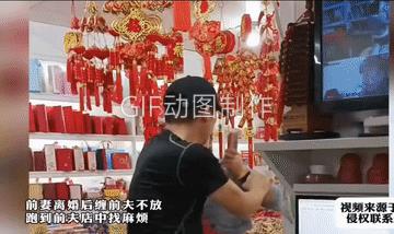 发视频的人说，俩人离婚后，女子经常来店里纠缠男子。这次女子又是先动手打前夫，前夫