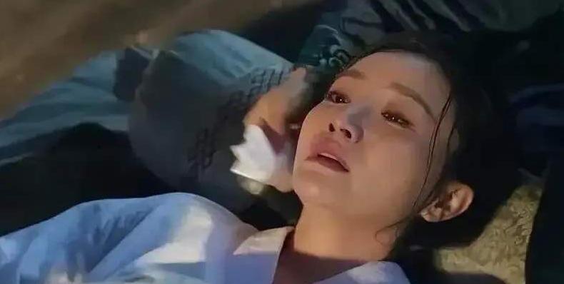 清道光年间，陕甘总督杨遇春新得了一个绝色美女。由于连日忙于军务，还没来得及同床共