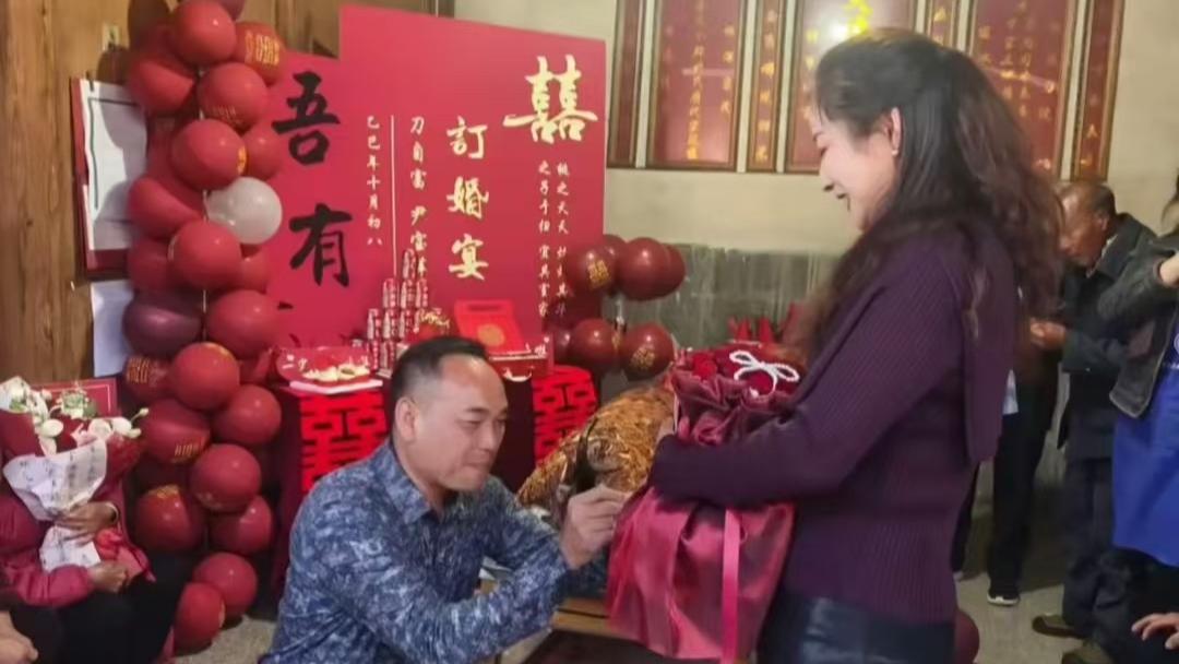 二婚现场新娘长筒靴小皮裙，与新郎互动韵味十足，网友：少妇顶配